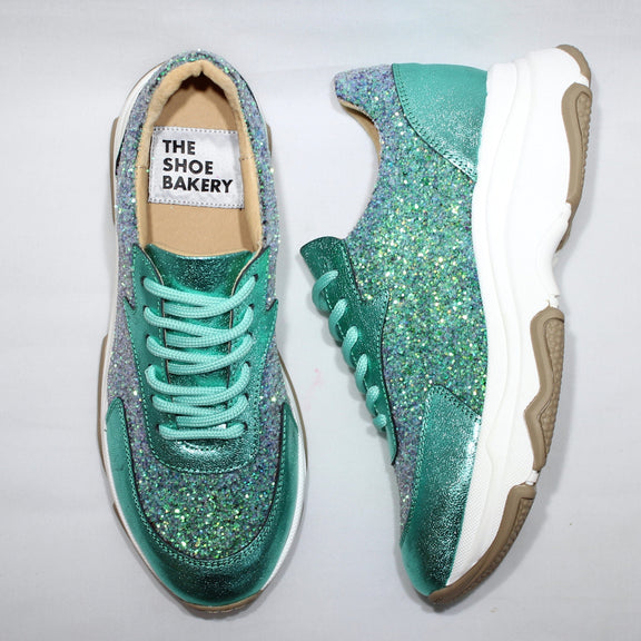 Ett par turkosa sneakers med glitter. The Shoe Bakery